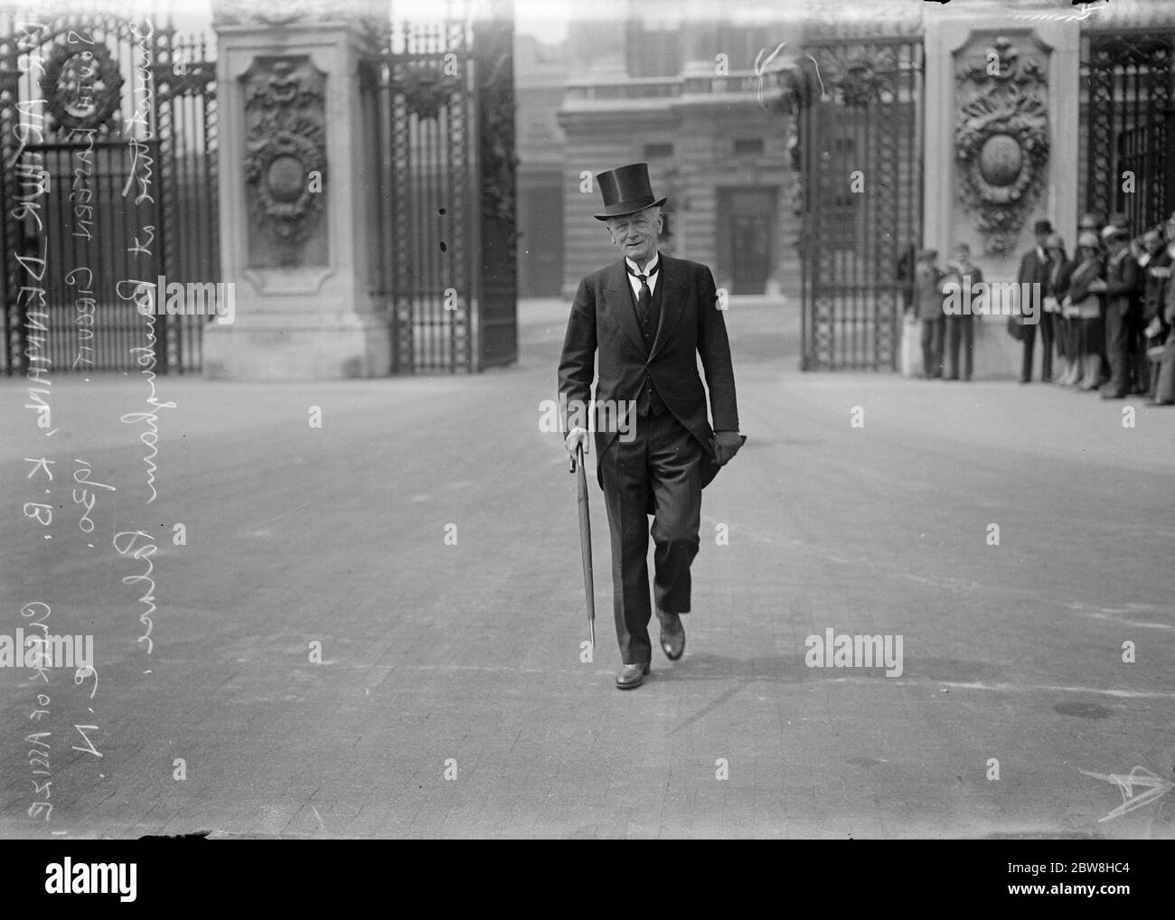 King holds  birthday honours  investiture at Buckingham Palace . Knights Bachelor , Mr Arthur Denman , Clerk of Assize South Eastern Circuit . 13 June 1930 Stock Photo
