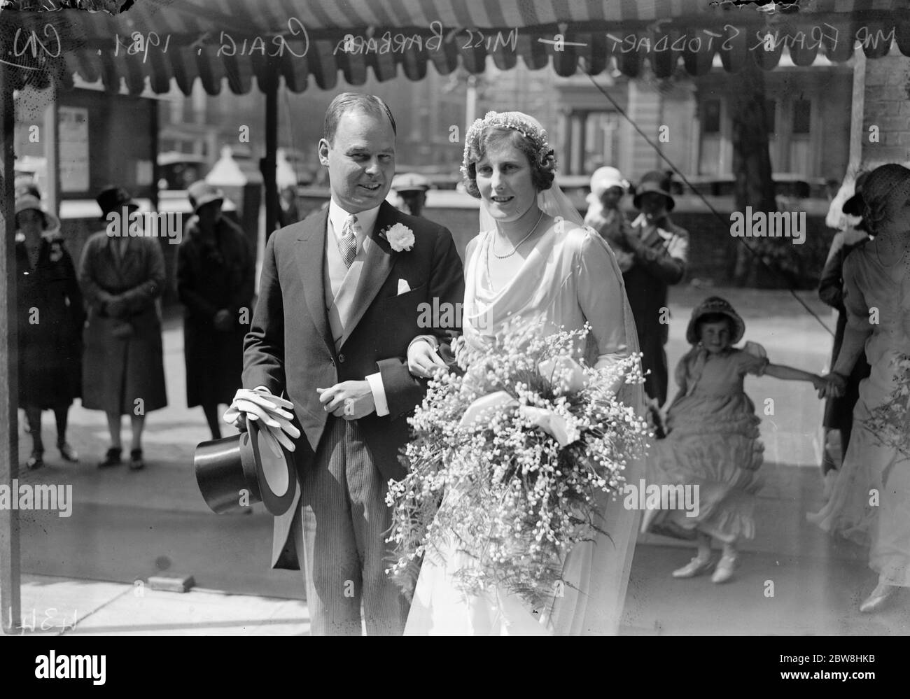 Viscount Craigavon ' s niece weds . Miss Barbara Craig , niece of Viscount Craigavon , was married at St Paul ' s church , Knightsbridge to Mr Frank Stoddart . The bride and bridegroom . 15 June 1931 Stock Photo
