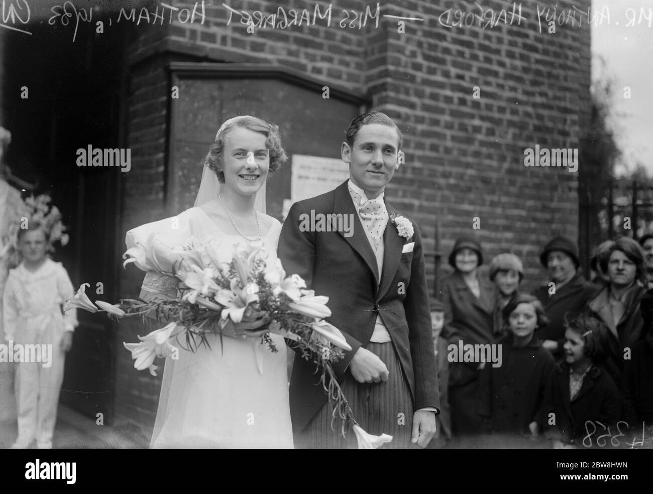 Society wedding at Chelsea Old Church . Mr Anthony Harford and Miss Margaret Hotham . 10 June 1933 Stock Photo