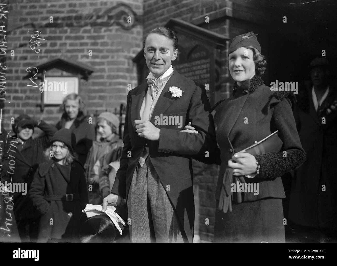 Wedding at Chelsea Old Church . The marriage of Mr Alan Stuart and Miss Eleanor Tatton Brown , at the Old Church , Chelsea . 28 October 1933 Stock Photo