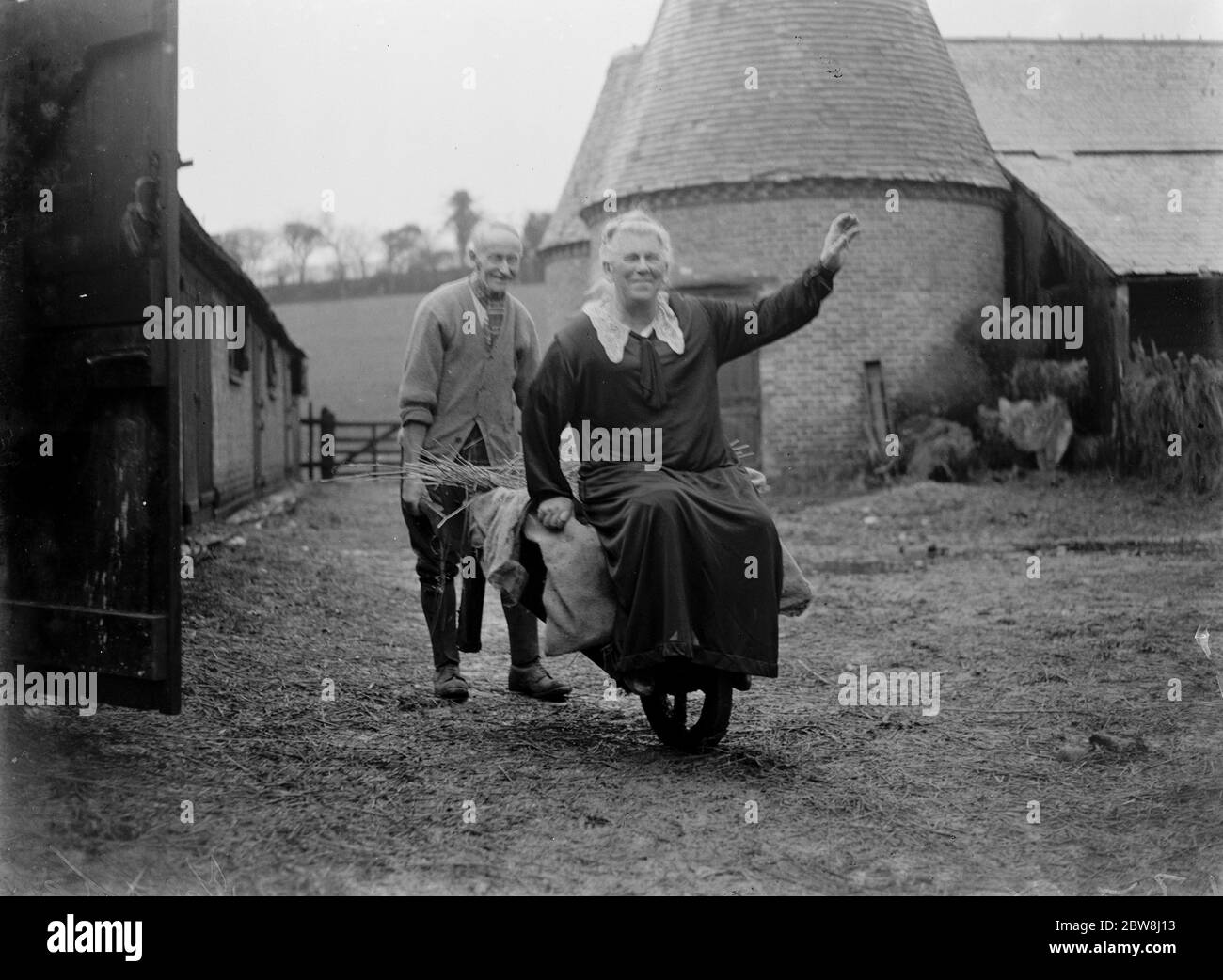 Thomas Couchman , champion ploughman in the farmyard with his wife Harriet . Franks Farm , Horton Kirby , South Darenth , Kent . 1934 Stock Photo