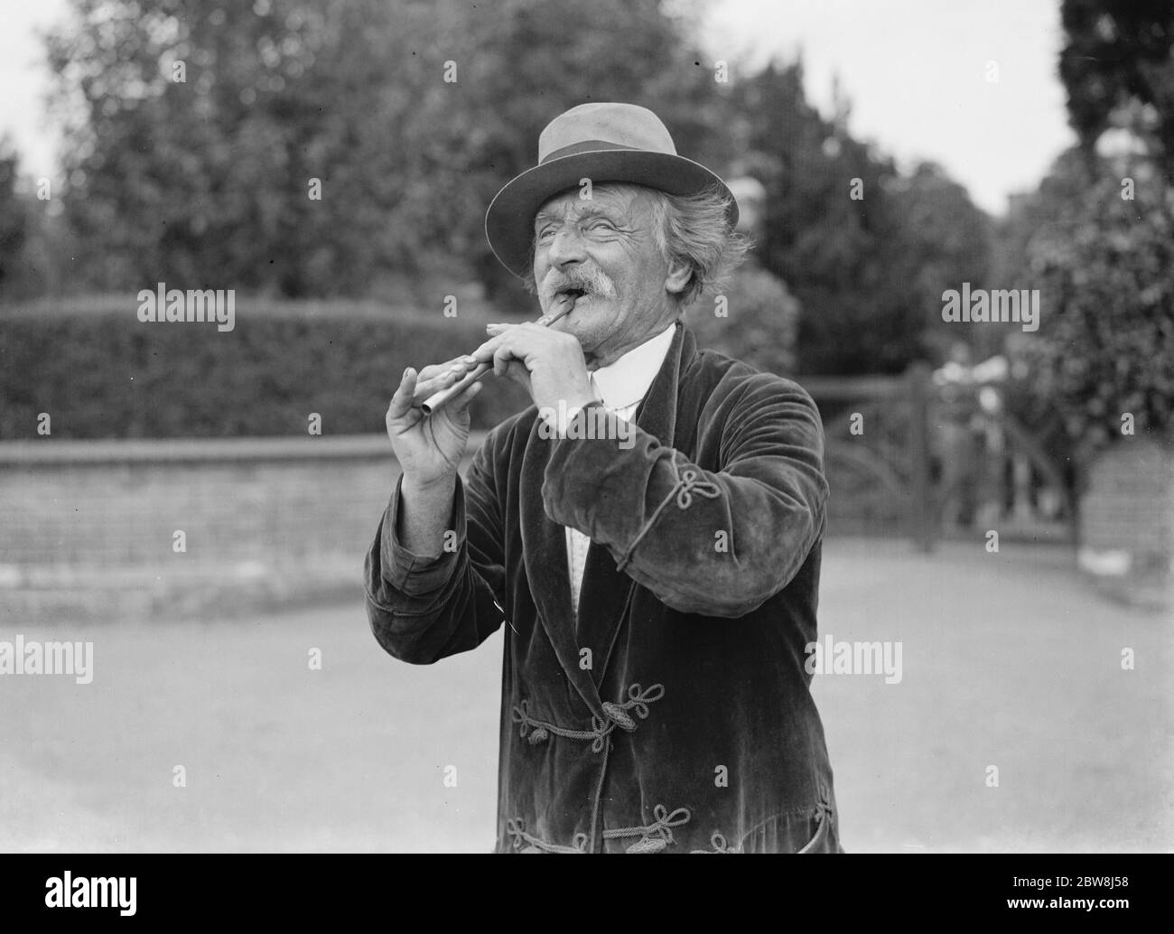 Albert Fisher, known as Whistling Rufus, would play his whistle in the Broadway. He died in 1942, aged 78 . 1937 Stock Photo