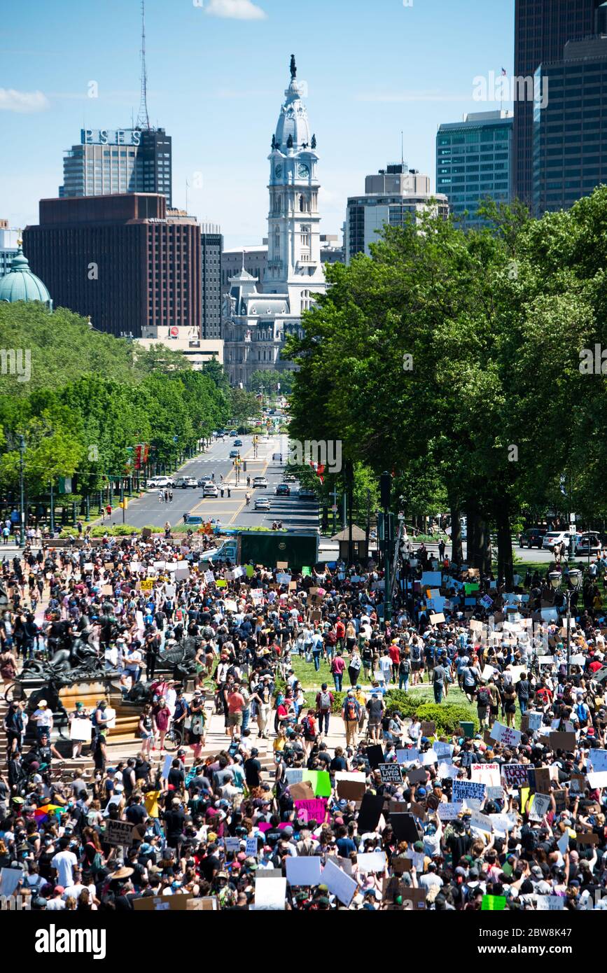 Philadelphia, Pennsylvania / USA. Thousands of people crowded the steps of Philadelphia's Art Museum in solidarity with the ongoing protests in Minneapolis after a black man, George Floyd, was killed by a brutal arrest by Minneapolice police officers. May 30, 2020. Credit: Christopher Evens/Alamy Live News Stock Photo