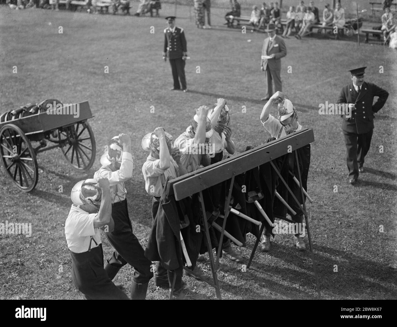 Erith and District fire brigade tournament . Equipment race . 1937 Stock Photo
