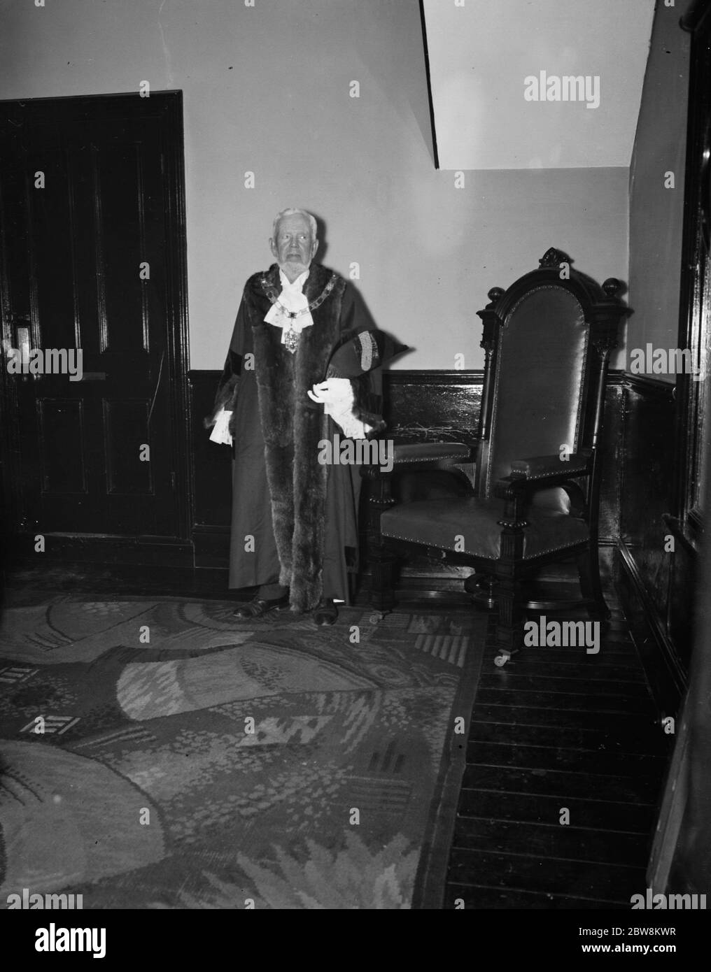 Bexley Charter celebrations ( incorporation as a borough ) ; The Mayor tries on his robes for size . 1937. Stock Photo