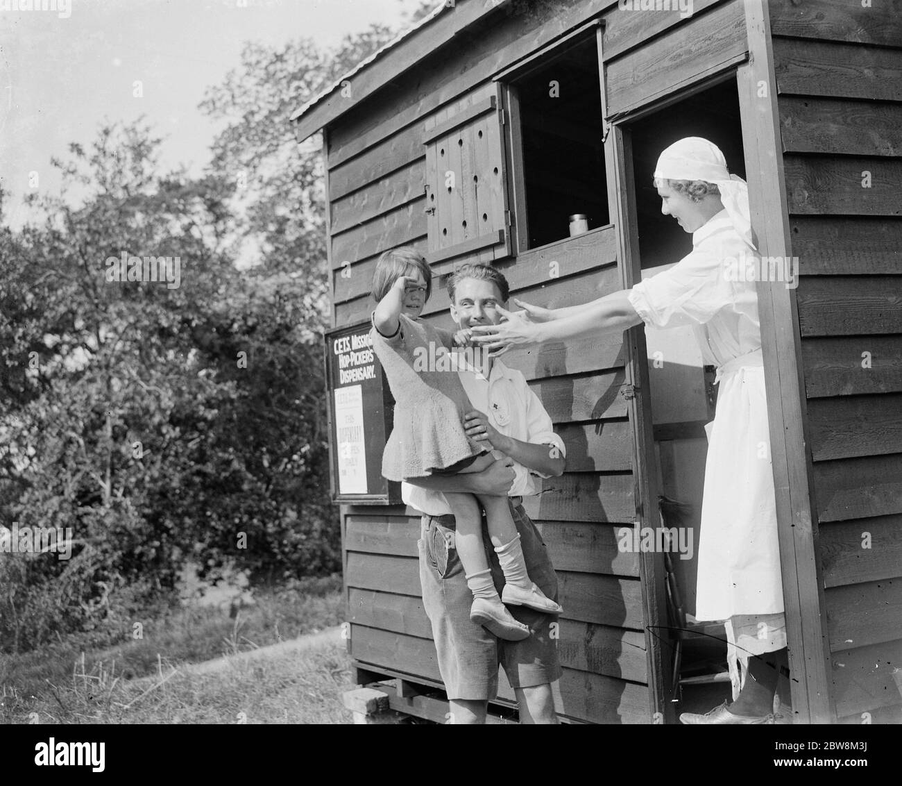 Hop pickers at the dispensary . 1935 Stock Photo