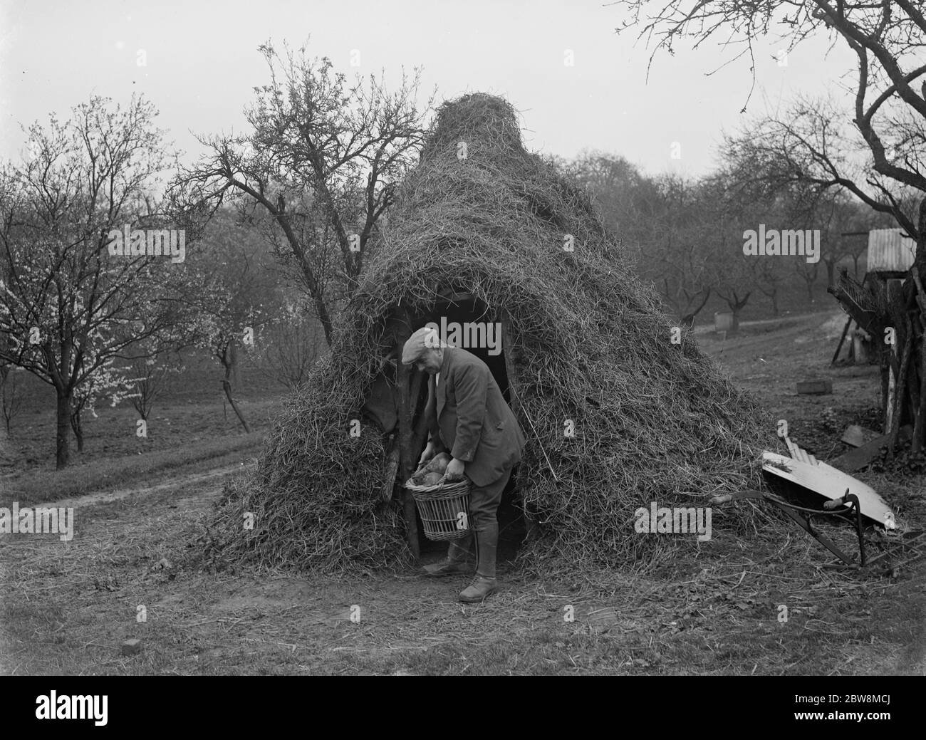 Charcoal burner 's hut , North Cray , Kent . 1935 Stock Photo Alamy