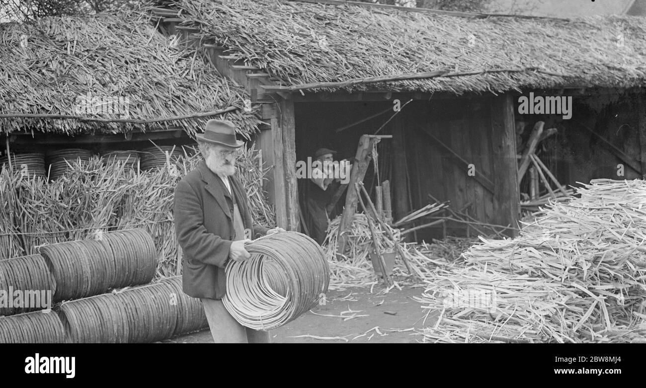 Rural farmers build basket hoops in Paddock Wood . 1936 Rural farmers build in Paddock Wood . 1936 Stock Photo