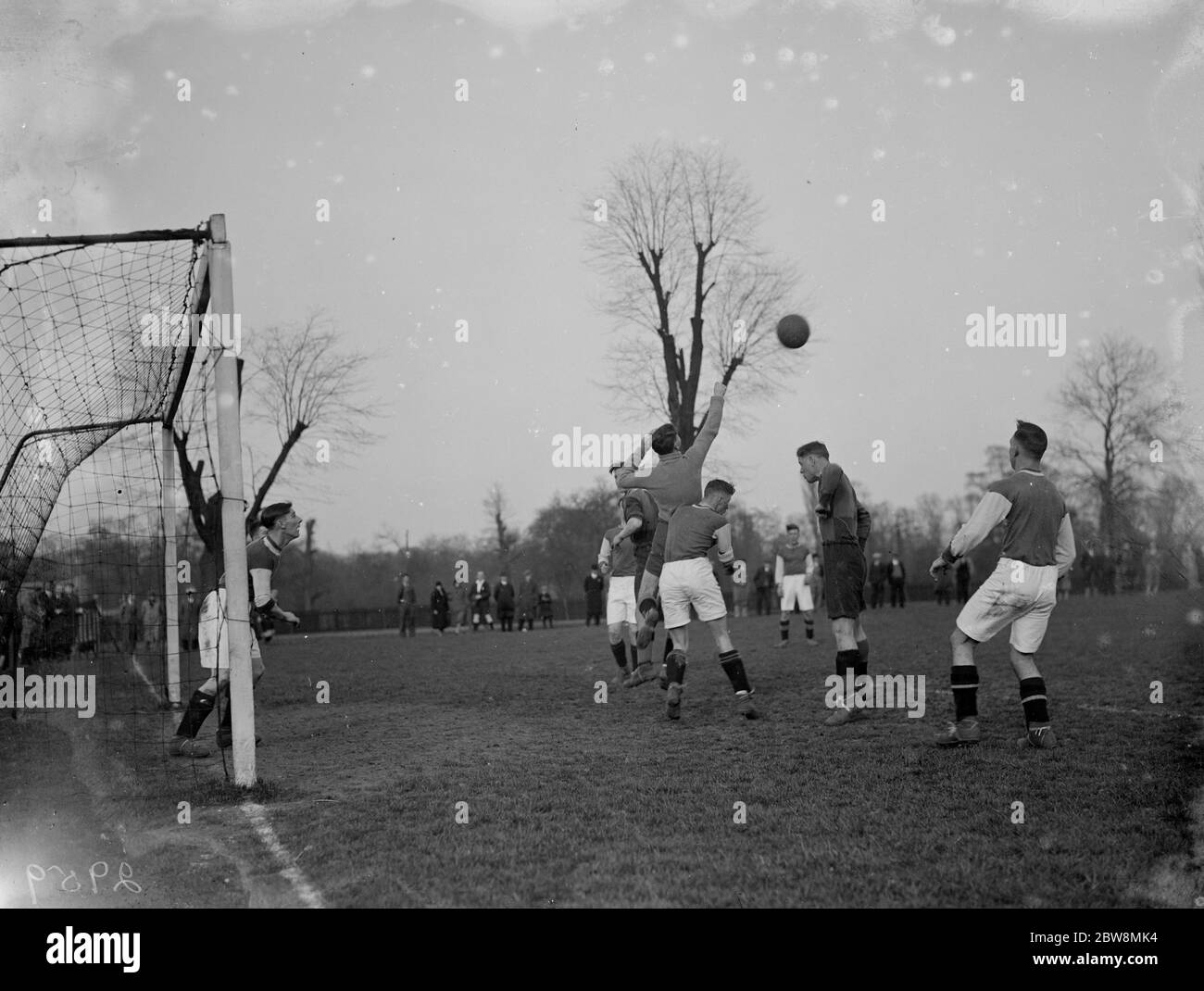 Bexley vs. Royal Ulster Rifles - Kent Amateur League - 21/01/36 Two players compete for an aerial ball . 1936 Stock Photo