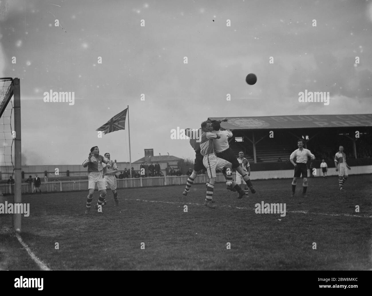 Bostall Heath vs. Bromley - Kent Amateur Cup semi final - Played at Northfleet - 28/03/36 Two players compete for an aerial ball . 1936 Stock Photo