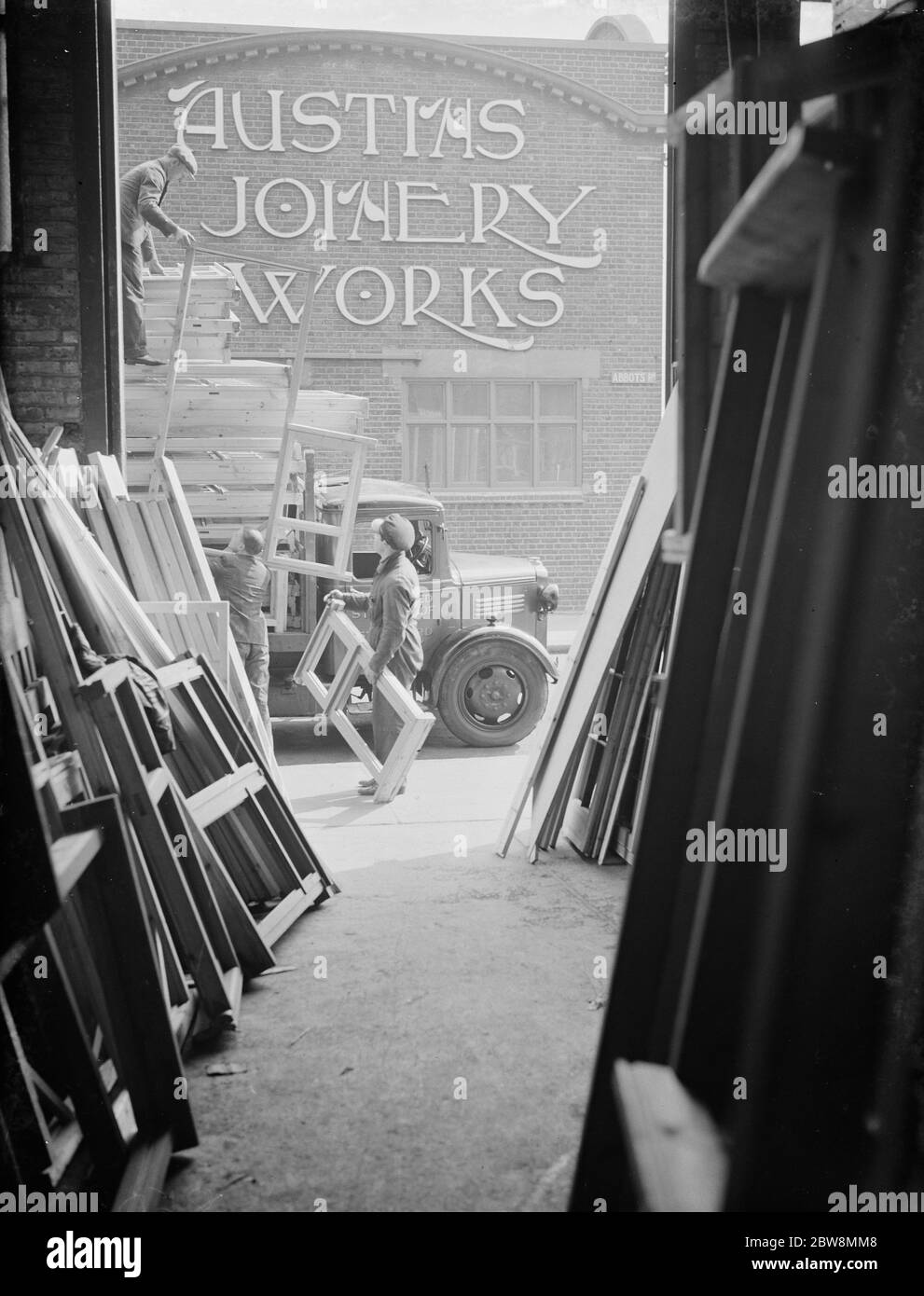 Austins of Eastham , Bedfords . 16 April 1938 Stock Photo