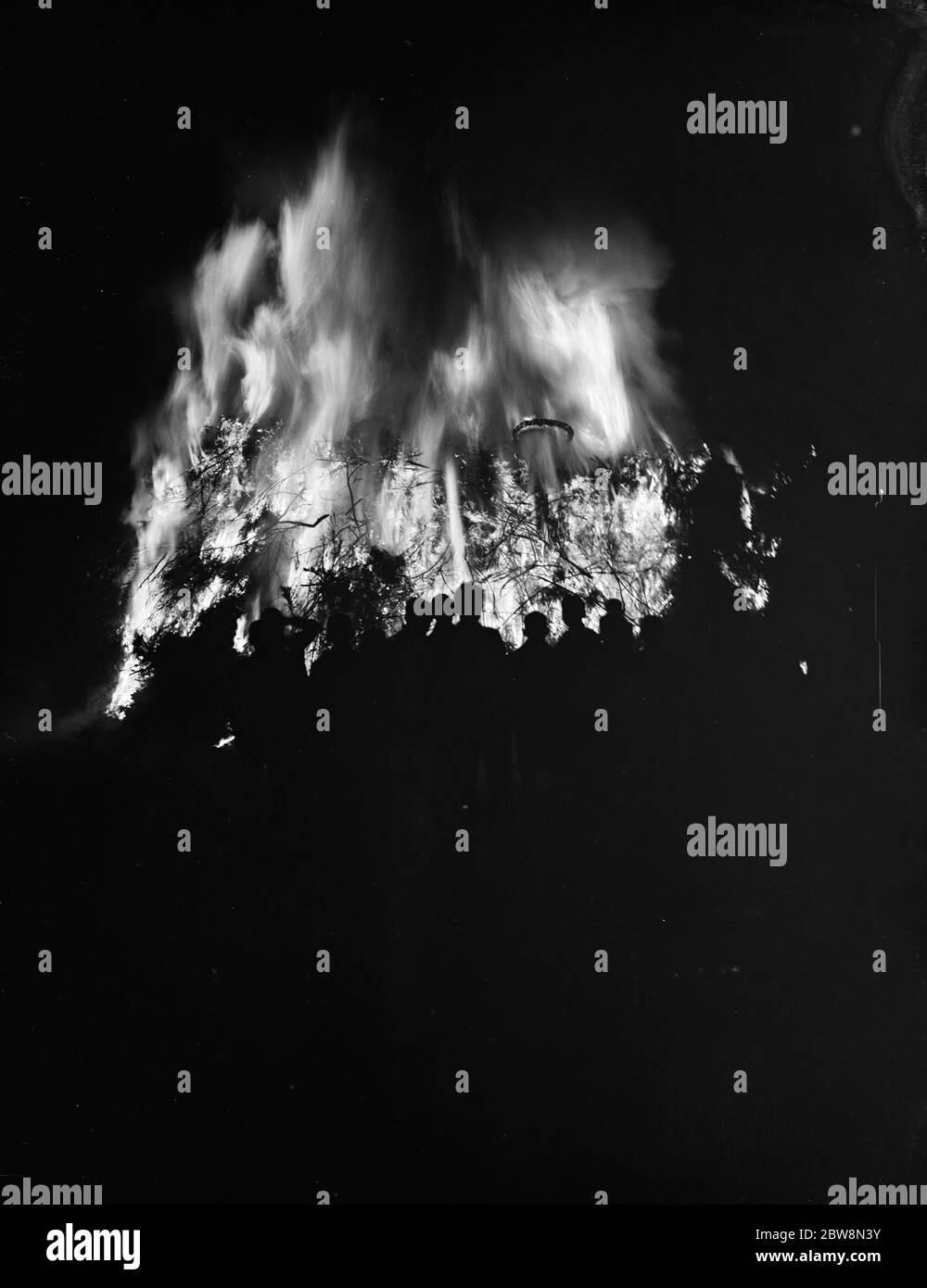 A roaring bonfire in Chiselhurst , Kent . 5 October 1937 Stock Photo