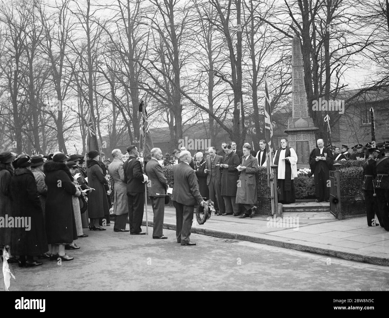 The laying of wreaths at the Bexleyheath Armistice memorial service . 1937 Stock Photo