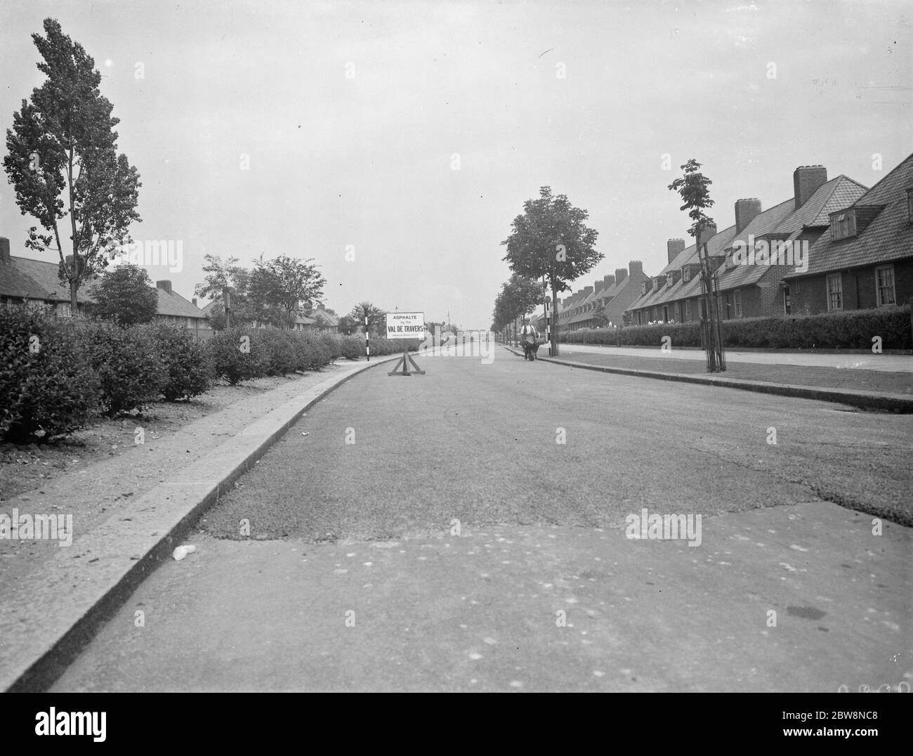 Val de travers , road construction on Becontree avenue . Workmen spread asphalte on the road . 4 July 1938 Stock Photo