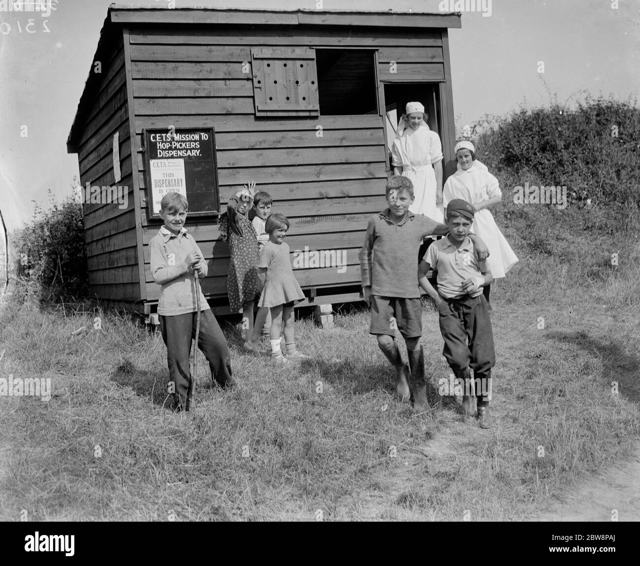 Hop pickers dispensary at Faversham , Kent . 1935 Stock Photo