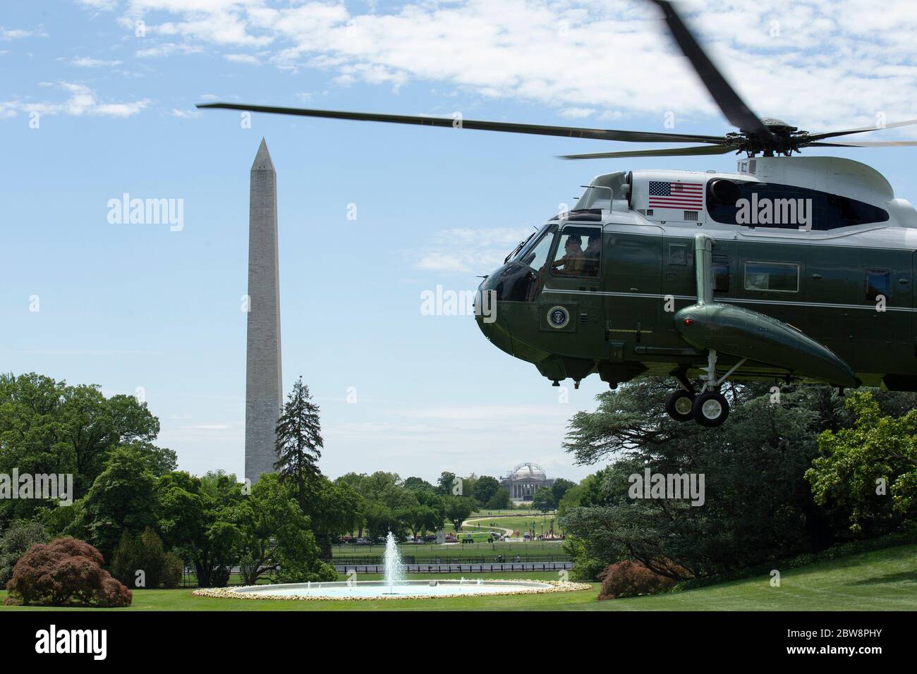 Marine One lands on the South Lawn of the White House in Washington, DC, U.S., on Saturday, May 30, 2020 as U.S. President Donald Trump prepares to depart for the Kennedy Space Center in Florida. Trump has used Twitter to criticize protests prompted by the death of George Floyd, as well as the response of Democratic leaders, after demonstrators clashed with Secret Service agents outside the White House last night. Credit: Stefani Reynolds/Pool via CNP | usage worldwide Stock Photo