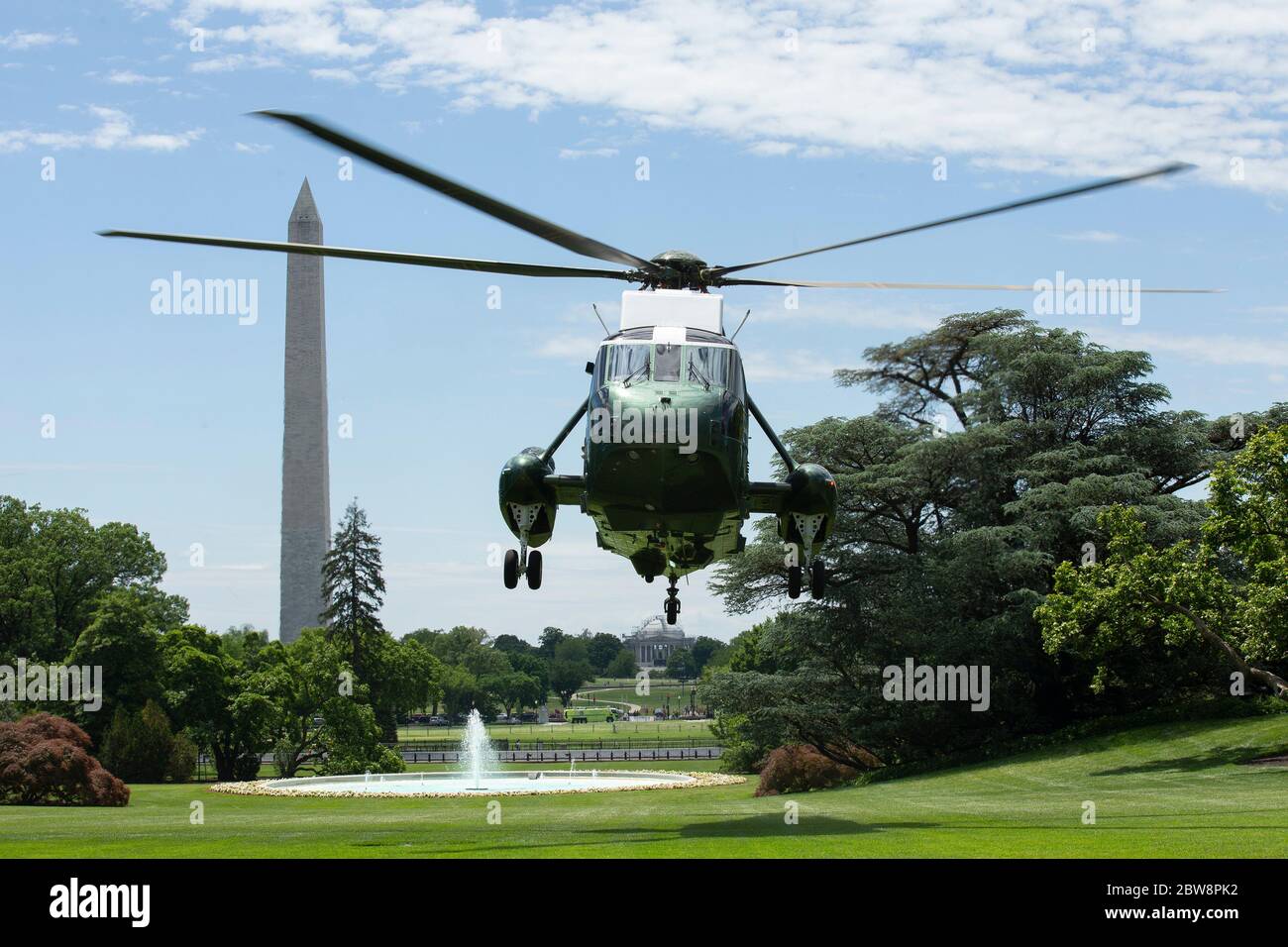 Marine One lands on the South Lawn of the White House in Washington, DC, U.S., on Saturday, May 30, 2020 as U.S. President Donald Trump prepares to depart for the Kennedy Space Center in Florida. Trump has used Twitter to criticize protests prompted by the death of George Floyd, as well as the response of Democratic leaders, after demonstrators clashed with Secret Service agents outside the White House last night. Credit: Stefani Reynolds/Pool via CNP | usage worldwide Stock Photo