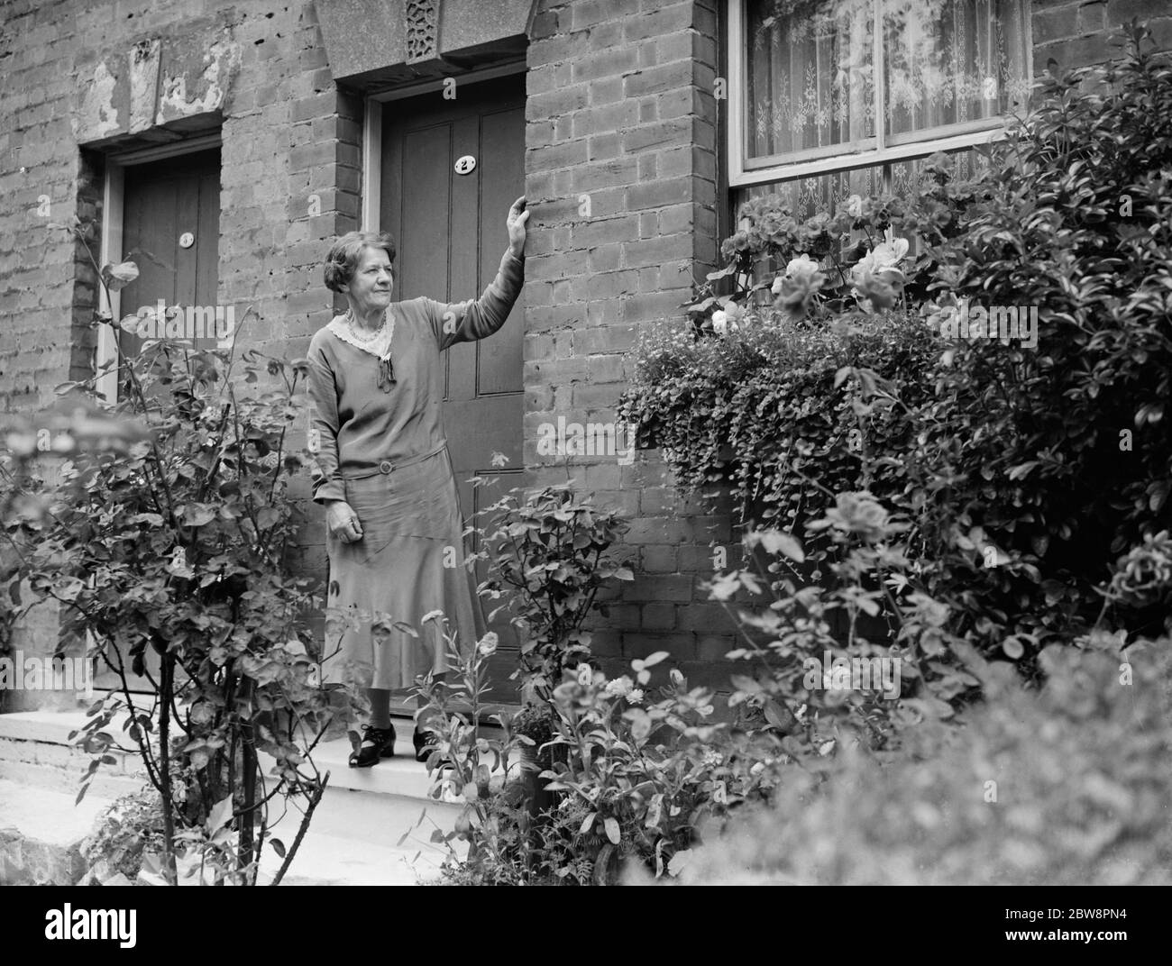 Mrs Annie Longhurst , window box prize winner at Crockenhill . 1938 Stock Photo