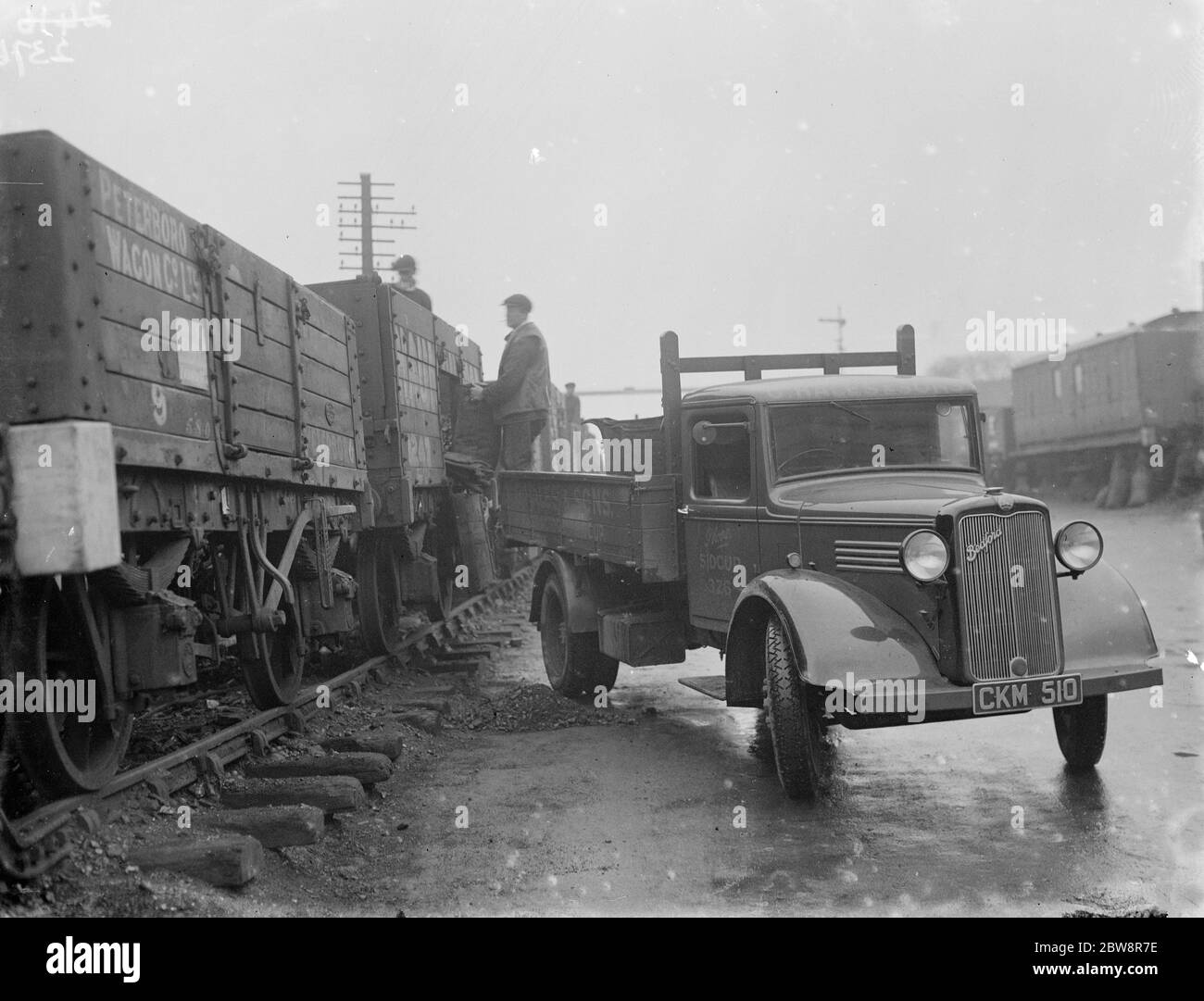 A lorry belonging to Hale 's being loaded with coal at the railway sidings . 1935 Stock Photo