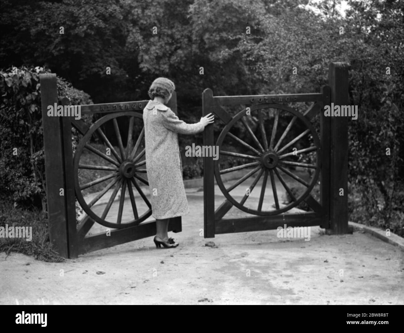 Gates fashioned from old wheels in Farnborough , Kent . 1938 Stock Photo