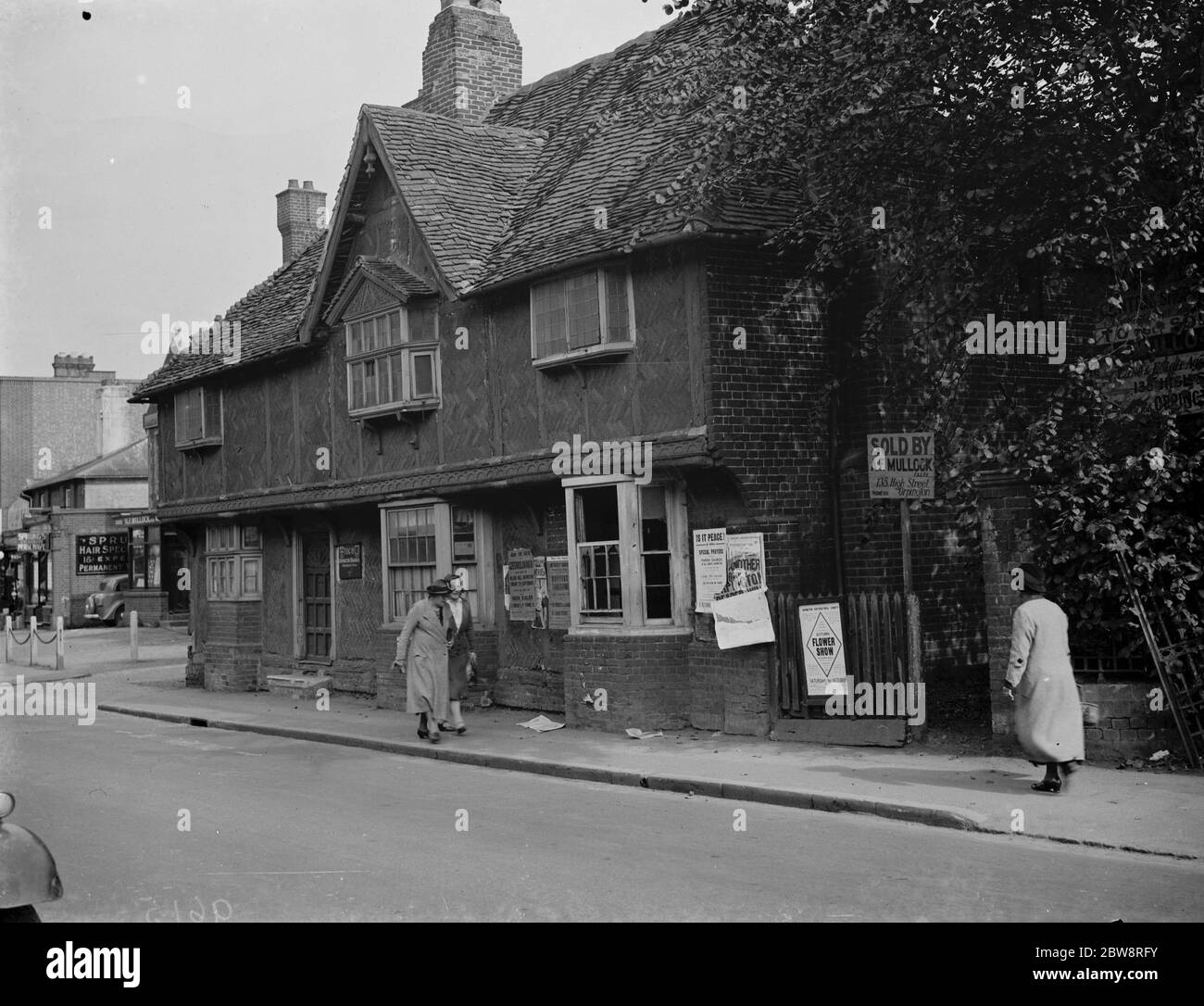 Elizabethan cottage in Orpington , Bromley . 1938 Stock Photo - Alamy