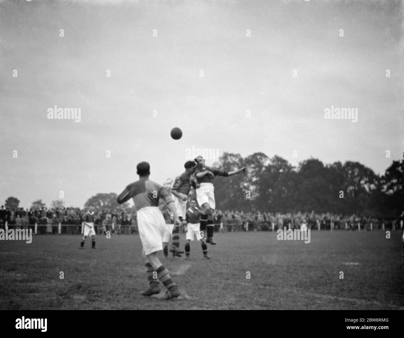 Bexleyheath & Welling vs. Tunbridge Wells Rangers reserves - Kent League - 10/09/38 Two players jump for the ball . 10 September 1938 Stock Photo
