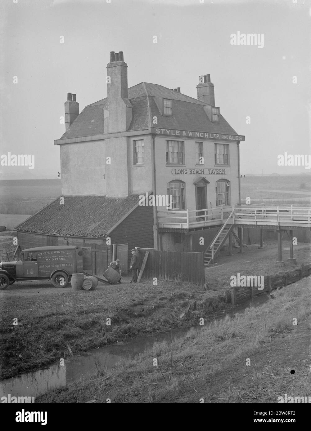 A delivery of beer barrels at the Long Reach Tavern , Dartford , Kent 7 February 1938 Stock Photo