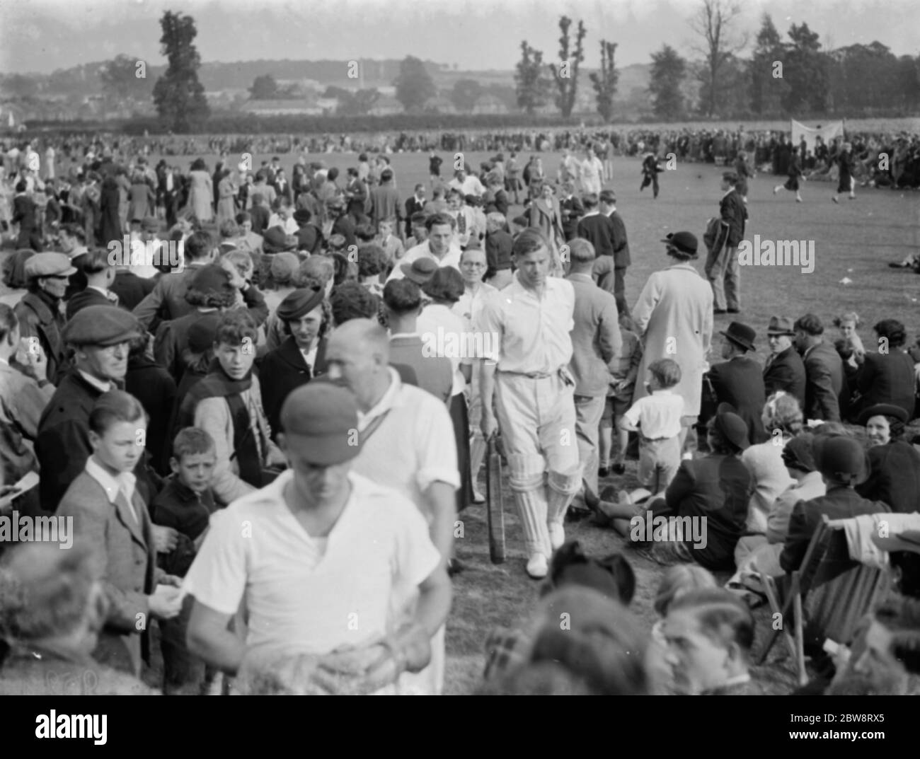 A press cricket team versus Newcross Speedway cricket team at Sidcup , Kent . The batting team leave the pitch . Charles Milne , F E Mockford , E t Groves , S E J R Perry and Norman Woolsey . 1938 . Stock Photo