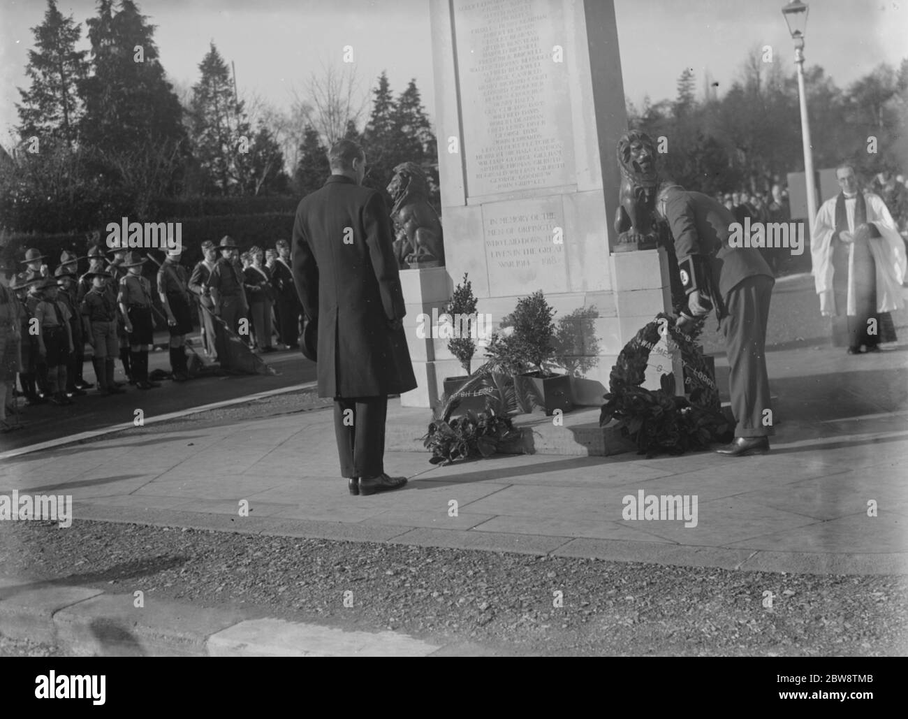 Armistice memorial service in Orpington , Kent . The laying of the wreath at the memorial . 8 November 1936 Stock Photo