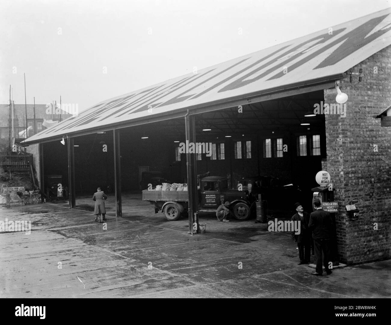The Trevillion garages inn Erith , Kent . 1936 Stock Photo