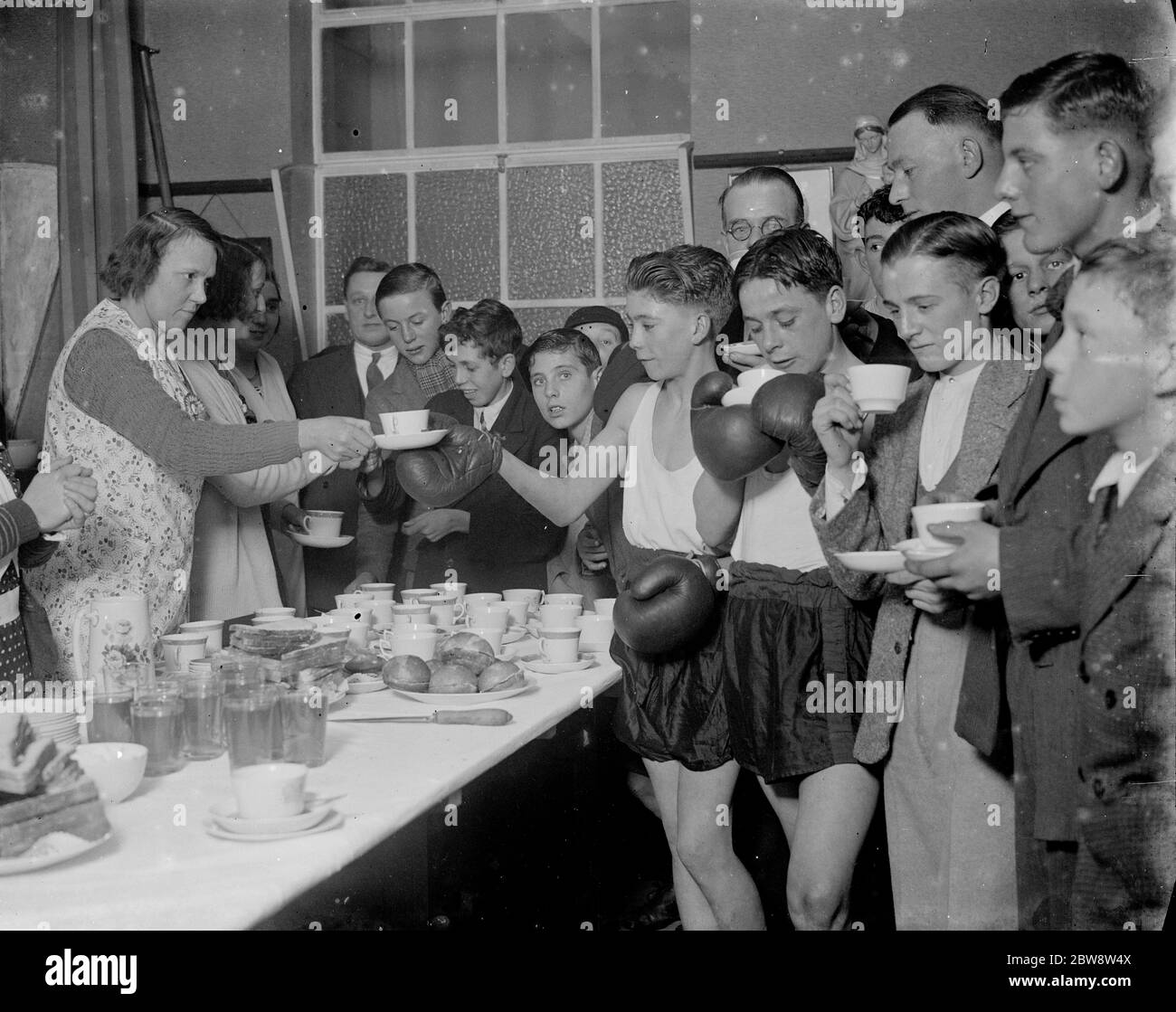 Tea break at the Eltham Boys Boxing Club . 1936 Stock Photo