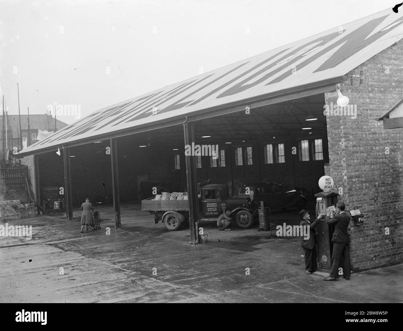 The Trevillion garages inn Erith , Kent . 1936 Stock Photo