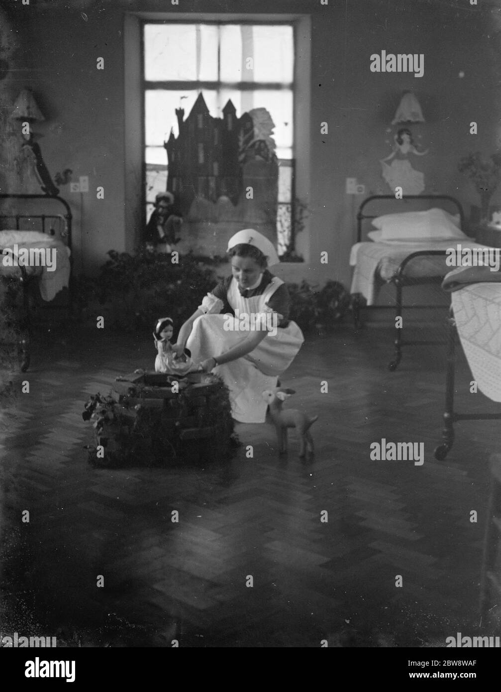 Decorating the wards for Christmas at the Eltham Cottage Hospital . .1938 Stock Photo