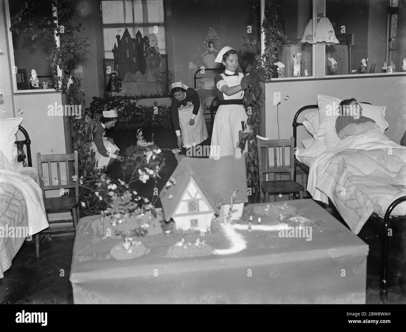 Decorating the wards for Christmas at the Eltham Cottage Hospital . .1938 Stock Photo