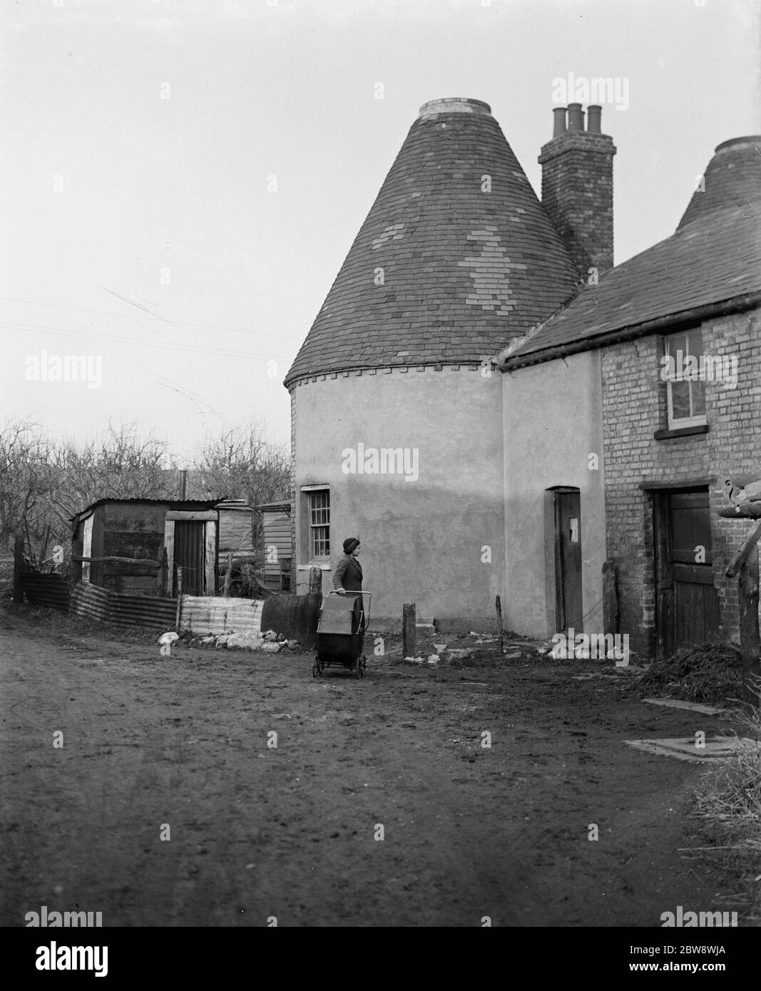 Hop kiln converted to a house in Birchwood , Kent . 1939 Stock Photo