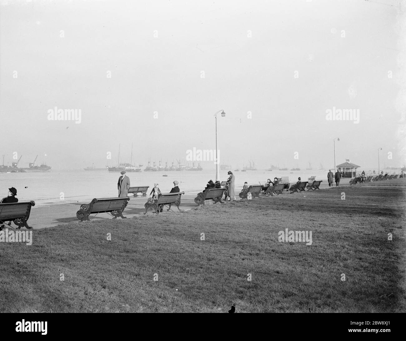 Benches promenade walkway Black and White Stock Photos & Images - Alamy