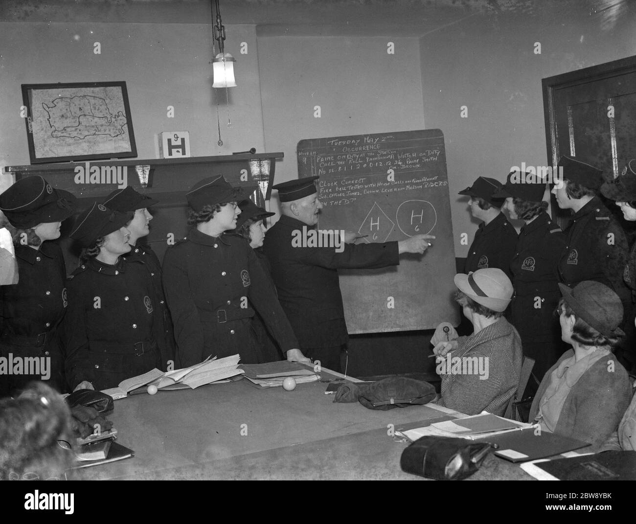 Women of the Eltham Auxiliary Fire Service during instruction class . 2 May 1939 Stock Photo