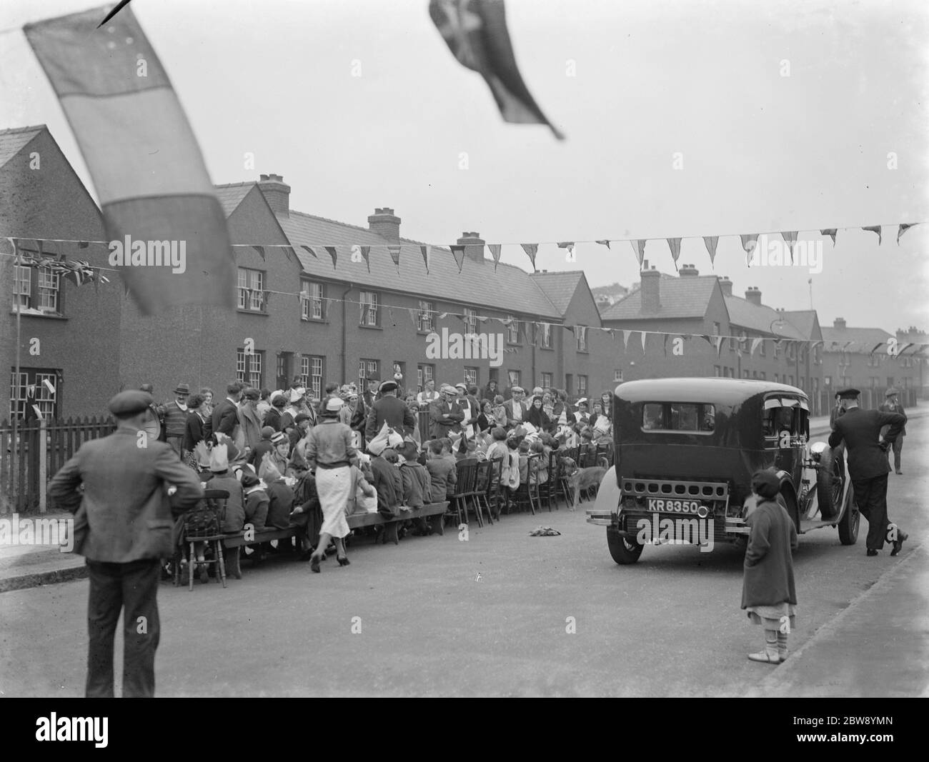 Coronation crowd 1937 hi-res stock photography and images - Alamy