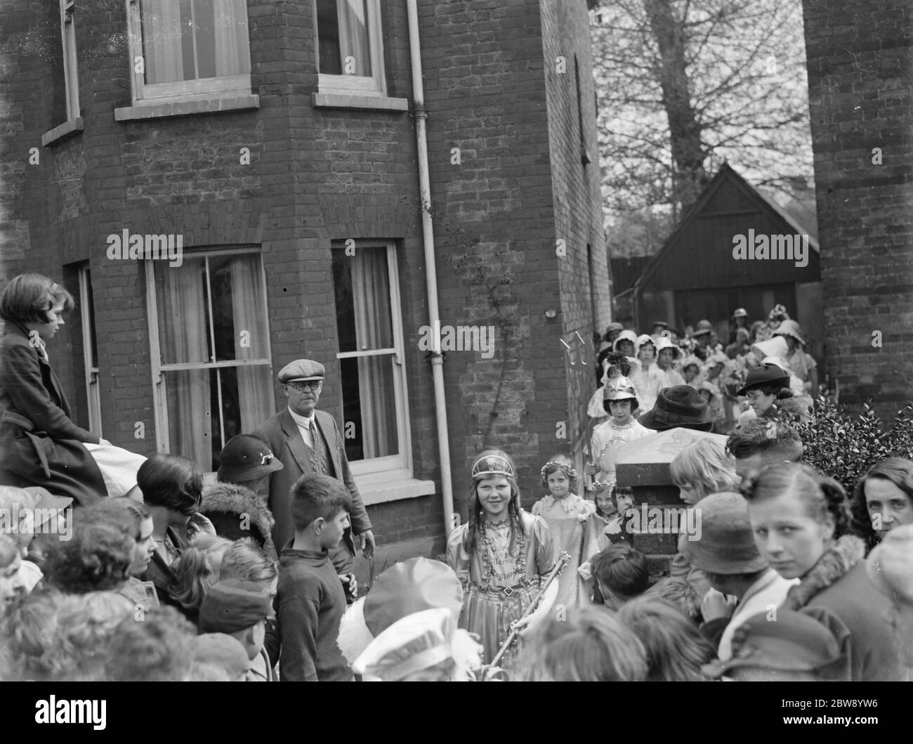 Sidcup 's May Queen leaves for Hayes . 1937 Stock Photo