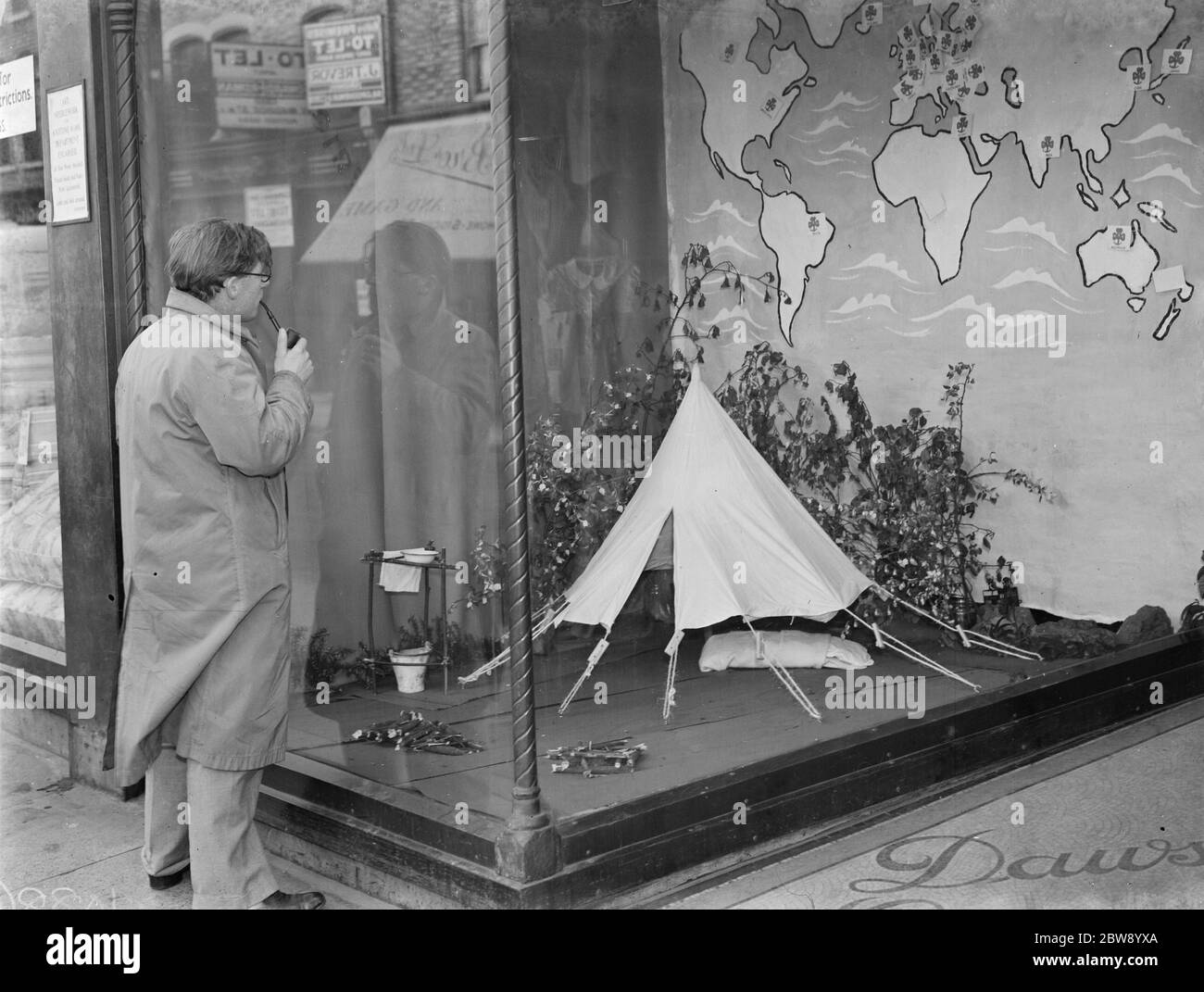 Dawson ' s shop window camping display in Sidcup , Kent . 1939 Stock Photo