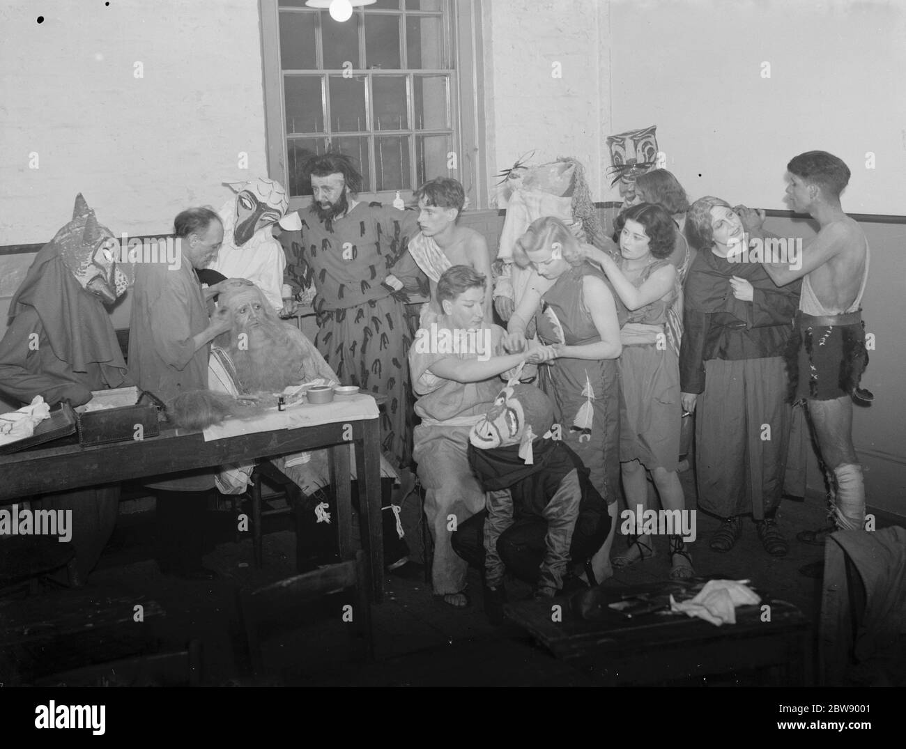 D P R Hunt at Goldsmiths College in Newcross , London , preparing for one of their shows . The performers are in the hair and makeup room . 1939 Stock Photo