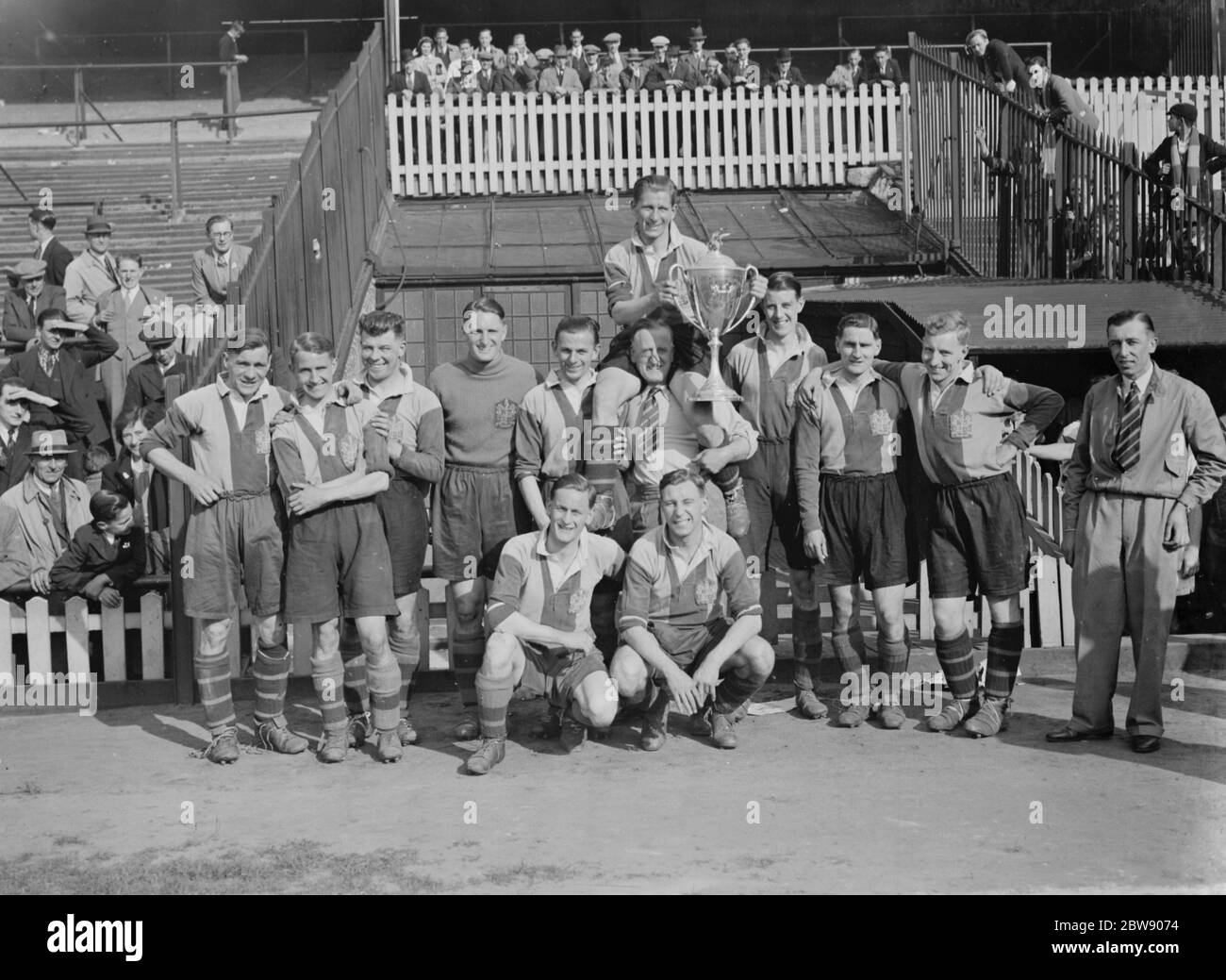 The Dulwich Hamlet Group Football Team : H S Robbins , S Lewis , A J Hugo , H H C Hill , W W Parr , C Murray ( with cup ) , C Powell , B D Beglan , D S Waymouth , ( sitting ) H J Ball , R S Anderson . 13 May 1937 Stock Photo