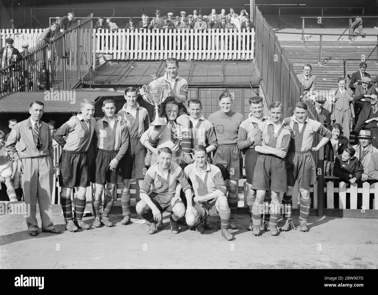 The Dulwich Hamlet Group Football Team : H S Robbins , S Lewis , A J Hugo , H H C Hill , W W Parr , C Murray ( with cup ) , C Powell , B D Beglan , D S Waymouth , ( sitting ) H J Ball , R S Anderson . 13 May 1937 Stock Photo