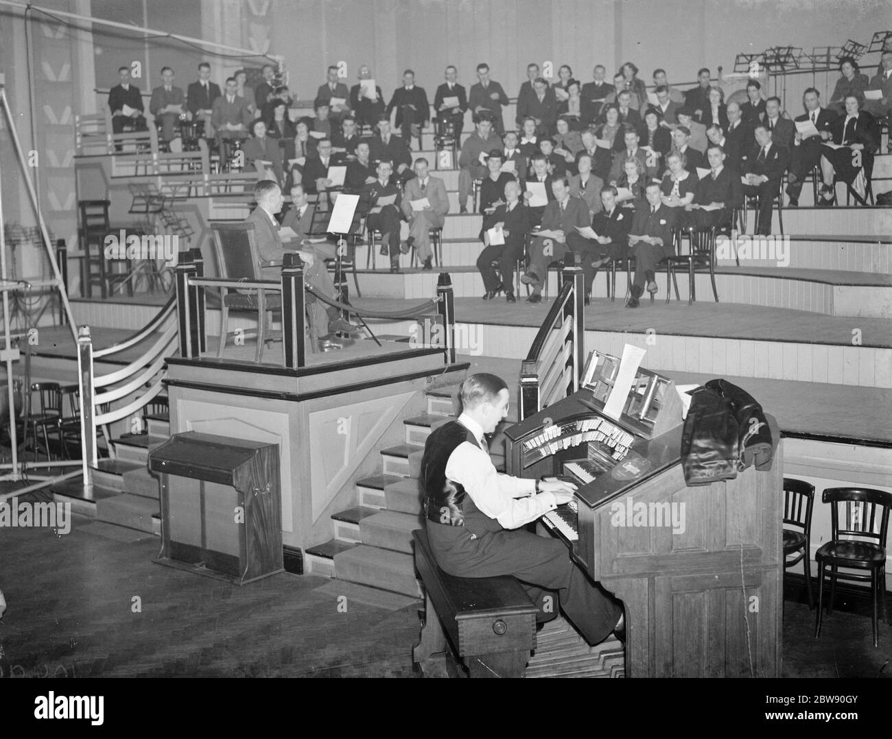 Mr Robinson Cleaver , the famous cinema organist , in the recording studio . 1939 Stock Photo