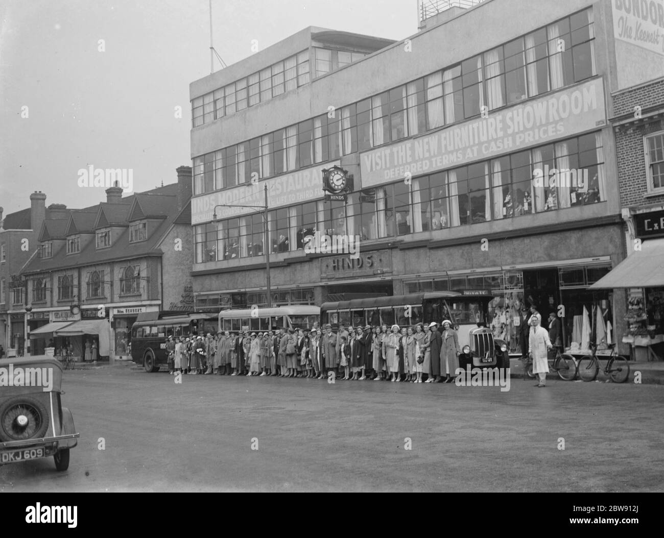 Outting at the Hinds department store on the High Street in Eltham , London 17 June 1937 Stock Photo