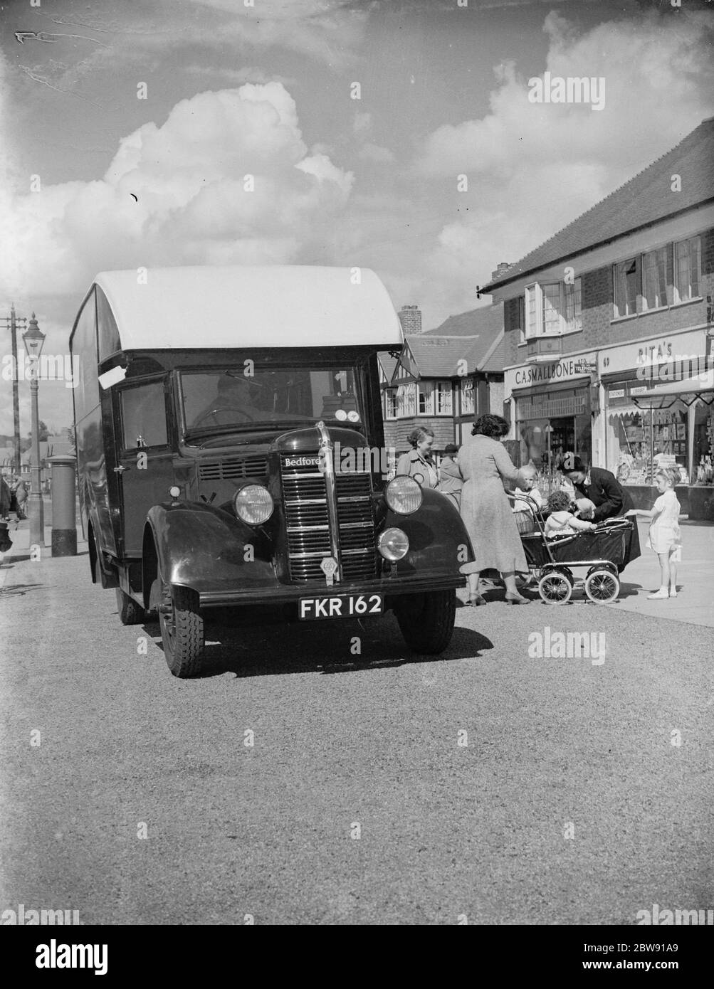 Visiting the Kent County mobile library . 1939 Stock Photo