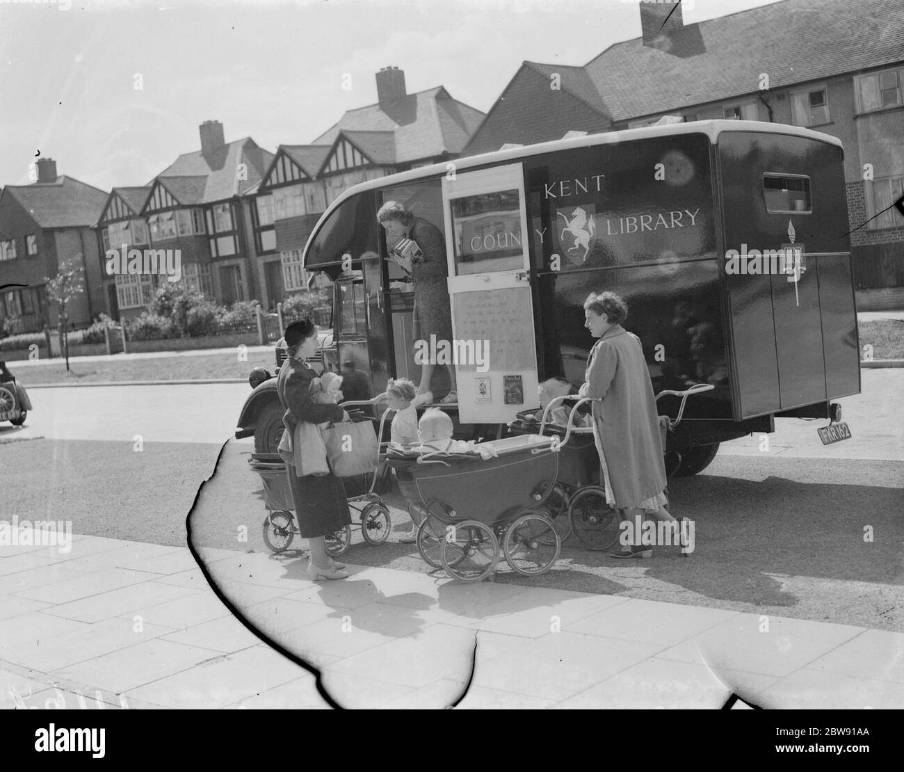 Visiting the Kent County mobile library . 1939 Stock Photo