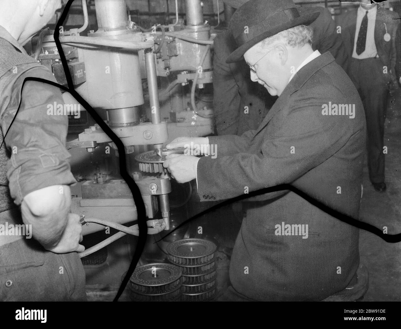 Sir Howard Kingsley Wood , the Secretary of State for Air , visiting the Vickers factory in Crayford , Kent . 1939 Stock Photo