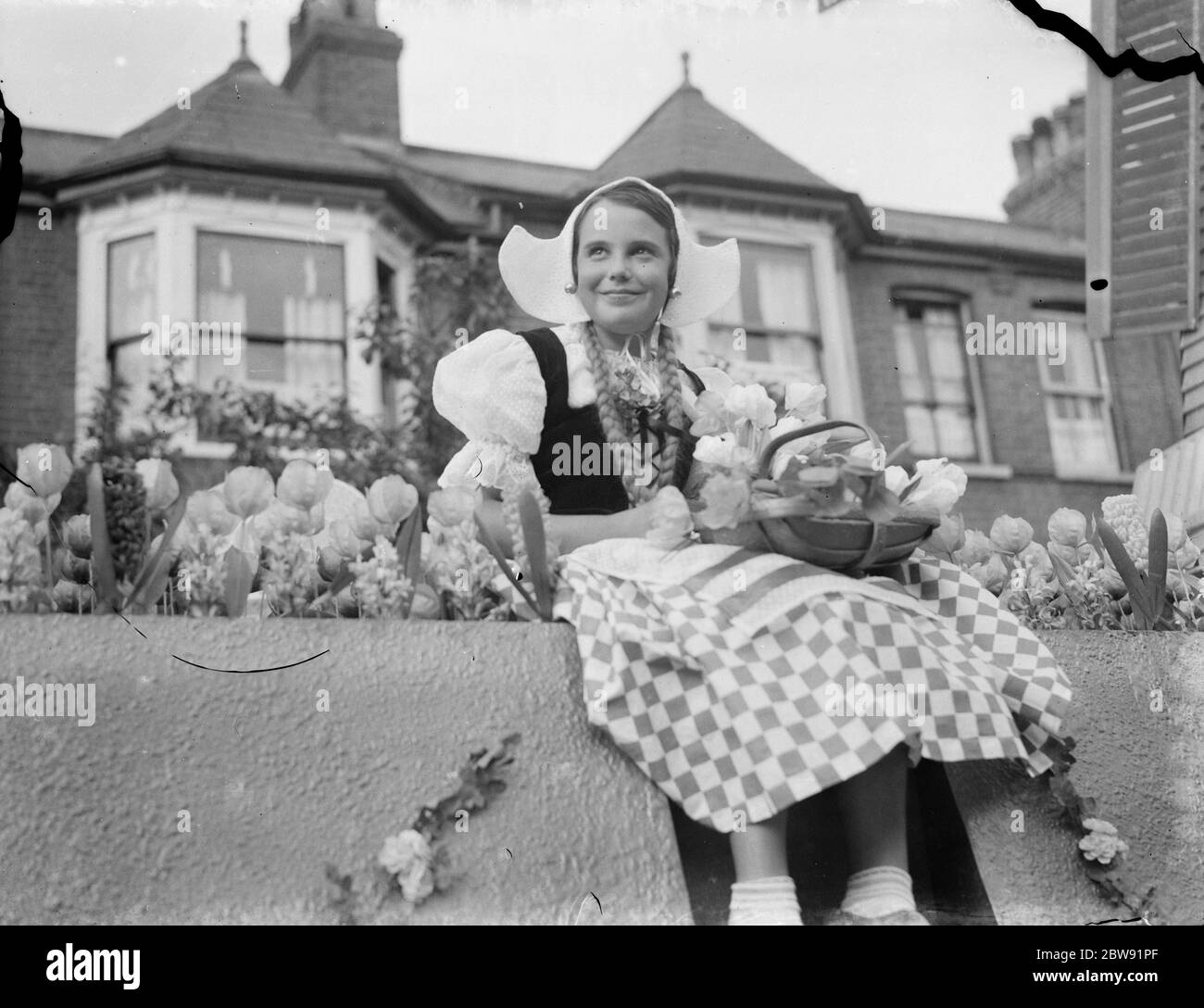 Dutch traditional dress hi-res stock photography and images - Alamy