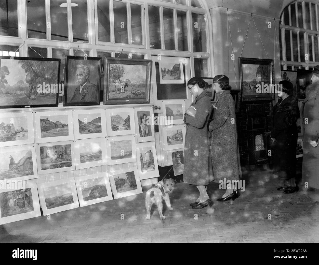 Evelyn Oliver ' s exhibition of paintings in Sidcup , Kent . 1936 Stock Photo